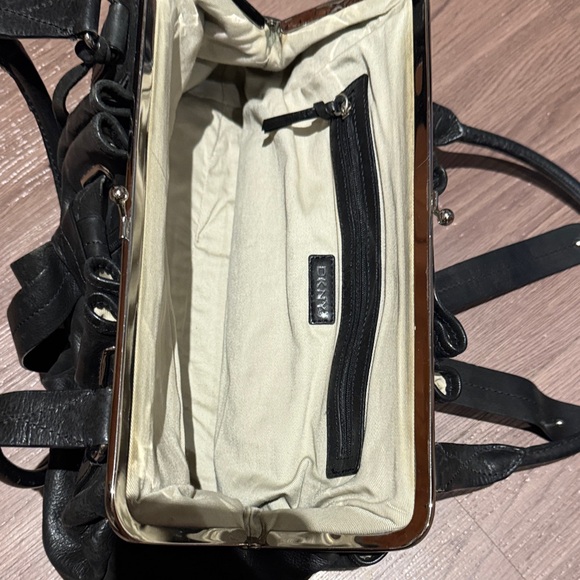 DKNY Elegant Black Leather Handbag/shoulder bag - Picture 8 of 15